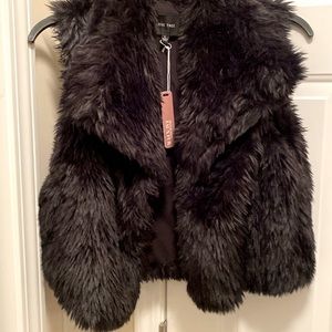 Women’s faux fur vest jacket.